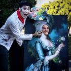 The Artist on stilts